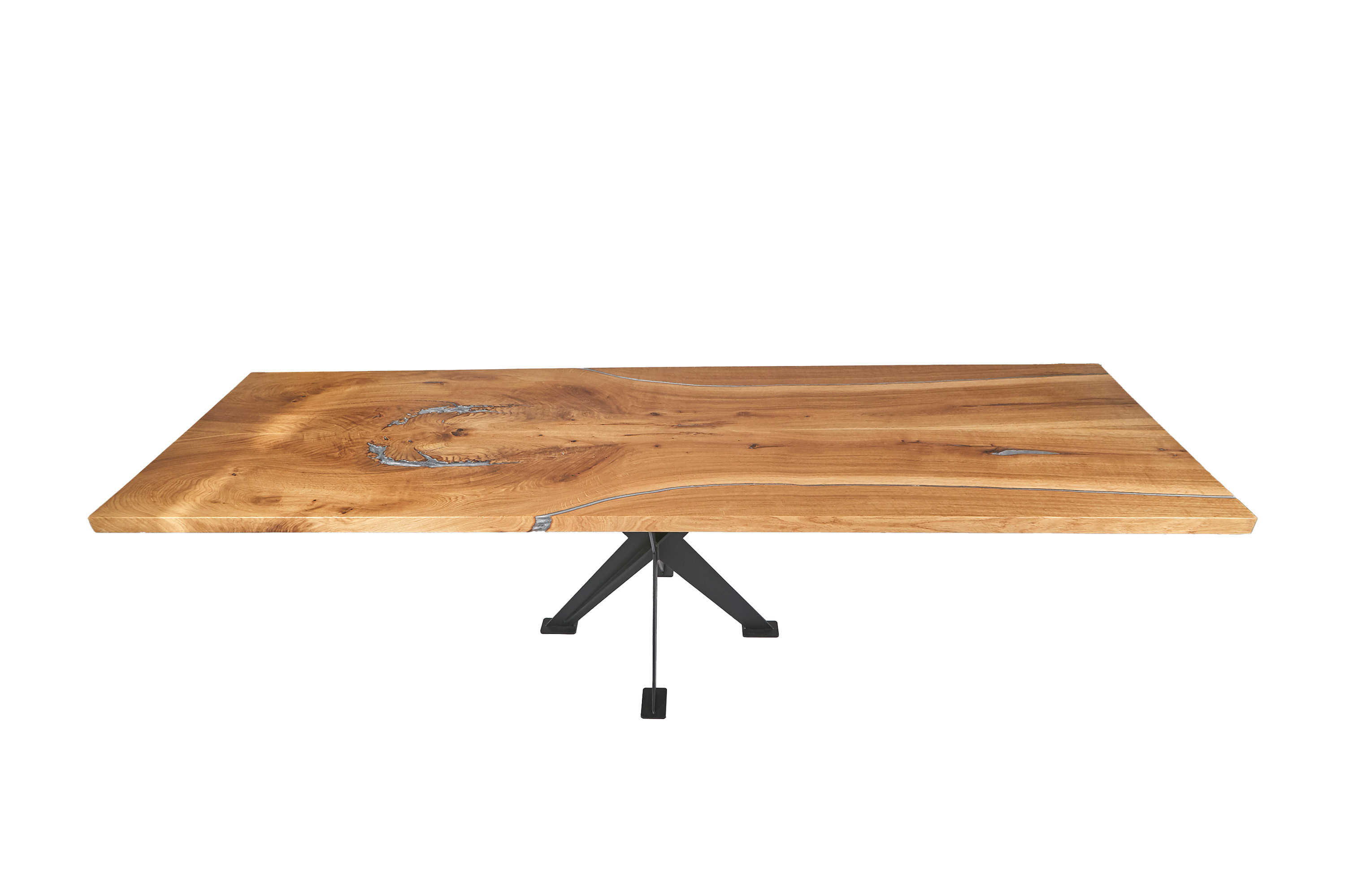 Oak table top as an eye-catcher